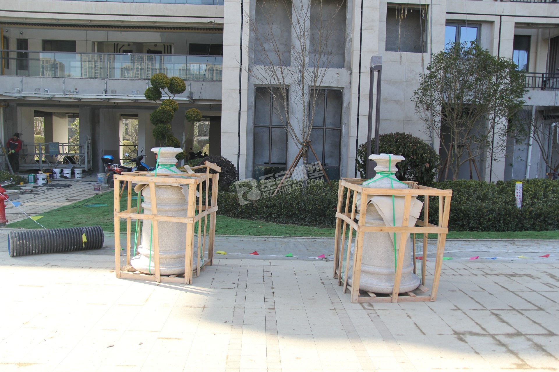 榮安臺(tái)州金成華府烤漆玻璃鋼鹿群、花缽雕塑項(xiàng)目