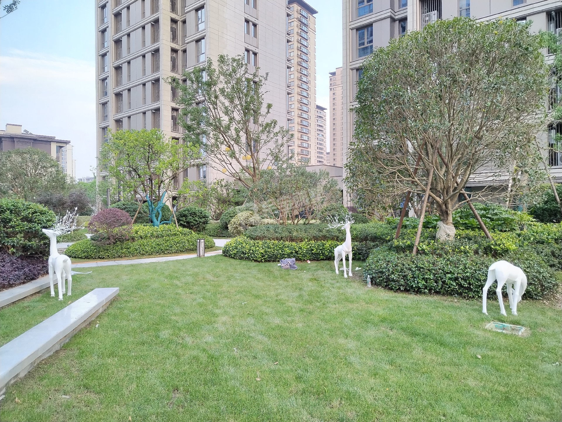 榮安臺(tái)州金成華府烤漆玻璃鋼鹿群、花缽雕塑項(xiàng)目